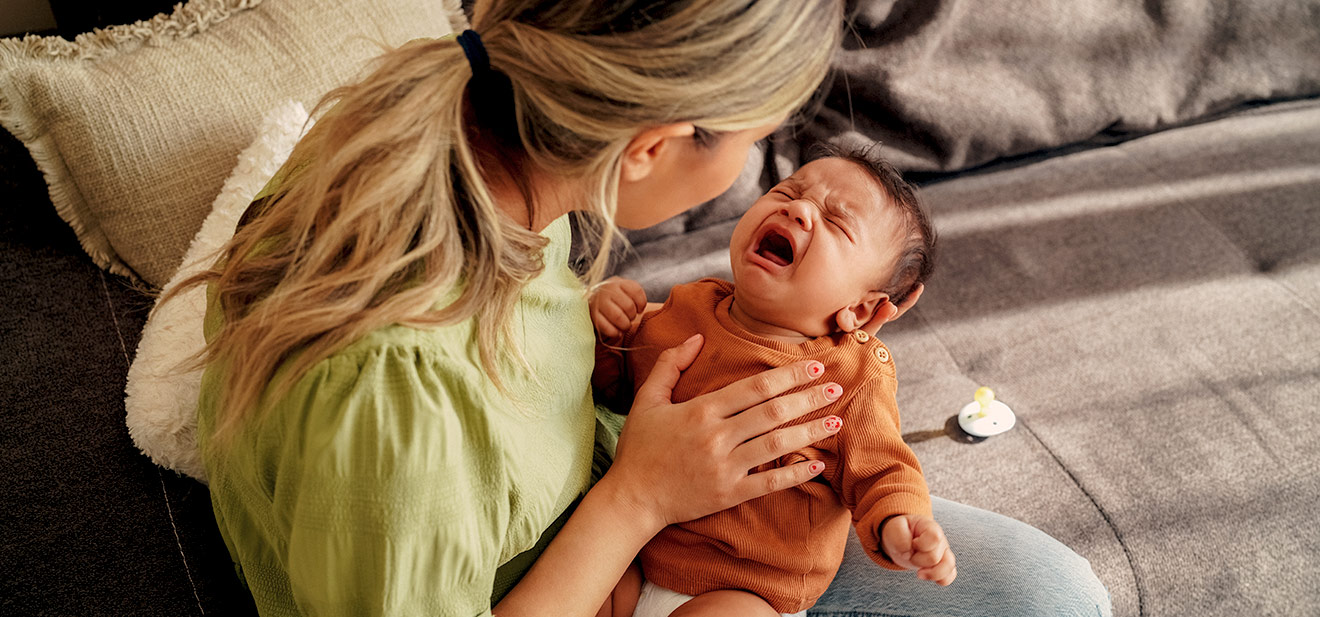 Warum dein Baby ständig weint und was dahinterstecken kann