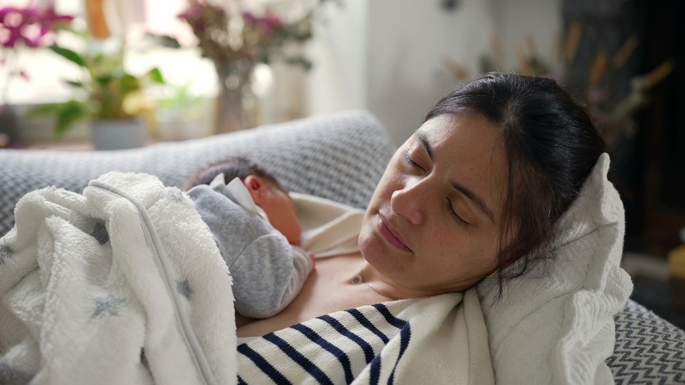 Warum Müdigkeit im Wochenbett emotional so belastend ist